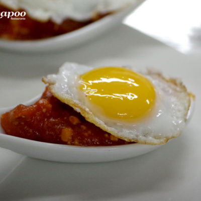 Canapé huevo con pisto