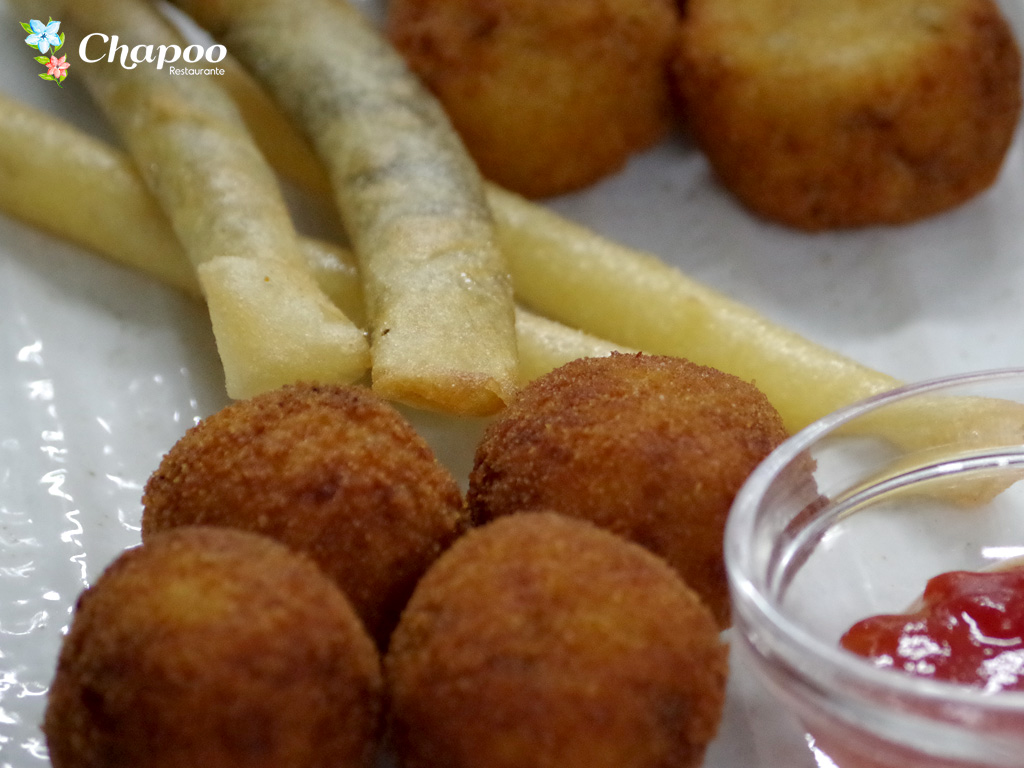 Croquetas y palitos de morcilla