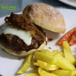 Hamburguesa Chapoo completa con patatas y tomate