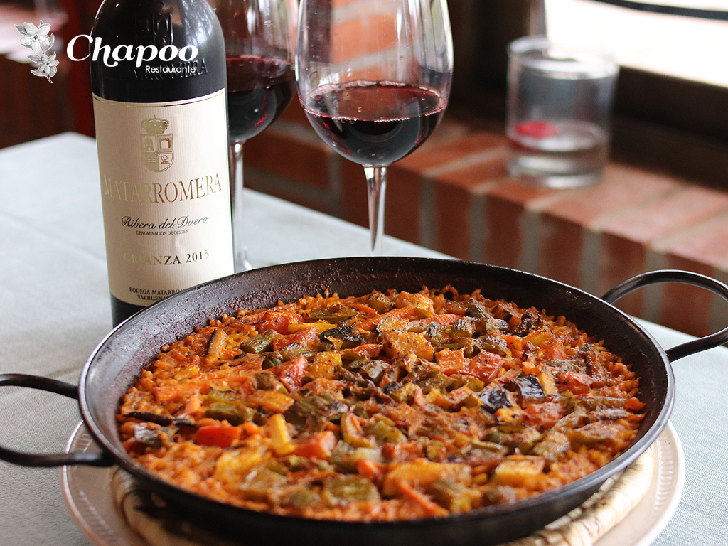 Paella con Verduras acompañada con Vino Mataromera