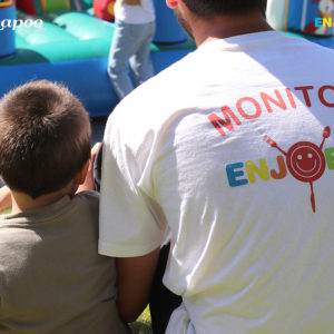 Niños felices con los Monitores EnjoEat del Restaurante